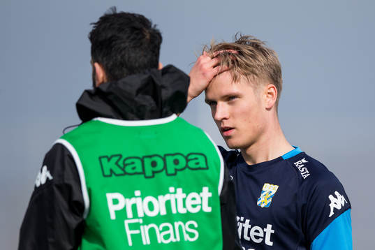 IFK Göteborgs Mikael Ingebrigtsen pratar med tränare Poya