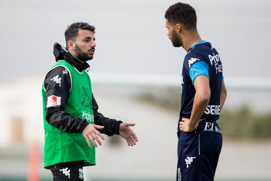 IFK Göteborgs tränare Poya Asbaghi pratar med Kristopher