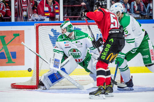Malmö Redhawks Marcus Sylvegård mot Rögles målvakt