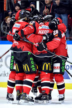 Malmö Redhawks Max Görtz jublar med lagkamrater