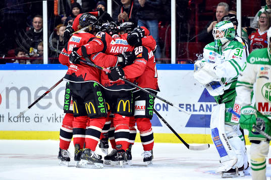 Malmö Redhawks Max Görtz jublar med lagkamrater
