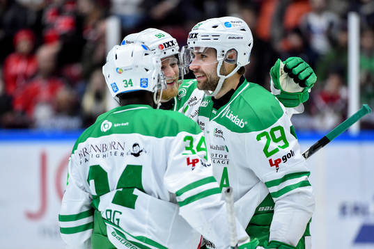 Rögles Ludvig Rensfeldt jublar med lagkamrater