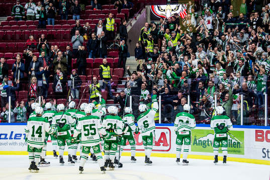 Rögles spelare jublar med supportrarna