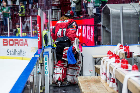 Malmö Redhawks målvakt Robin Jensen lämnar arenan