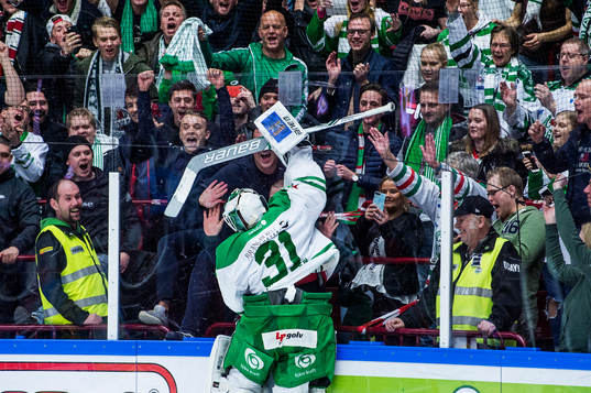 Rögles målvakt Ville Kolppanen jublar med supportrarna
