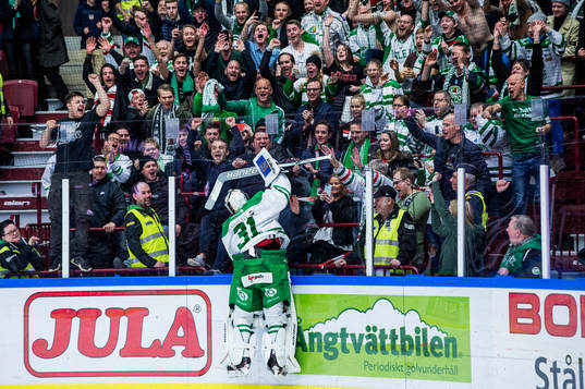 Rögles målvakt Ville Kolppanen jublar med supportrarna