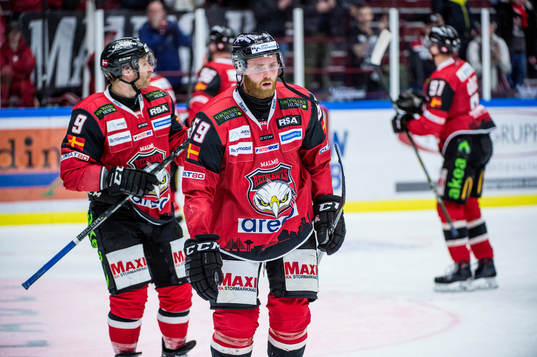 Malmö Redhawks Anton Mylläri deppar med lagkamraterna