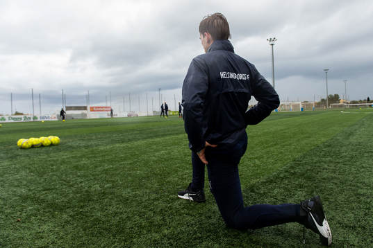 En spelare stretchar på ett träningsläger