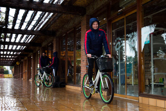 Andreas Landgren cyklar i regnet
