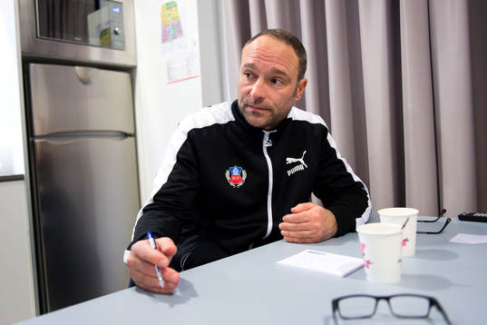 Helsingborgs tränare Per-Ola Ljung går igenom laget