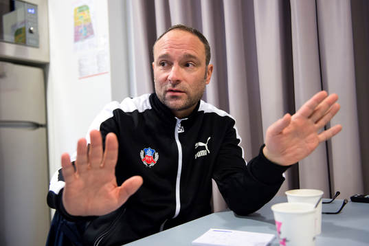Helsingborgs tränare Per-Ola Ljung går igenom laget