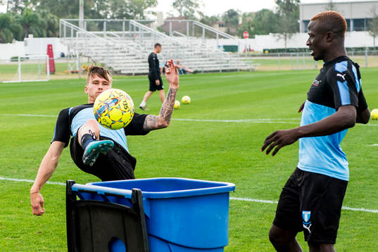 Malmö FFs Arnór Ingvi Traustason och Bonke Innocent