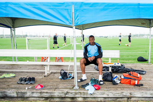 Malmö FFs Carlos Strandberg på bänken
