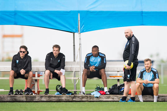 Malmö FFs Carlos Strandberg och Rasmus Bengtsson tittar