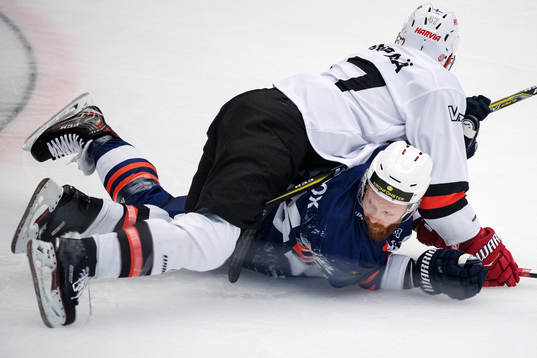Liam Reddox of Växjö in a duel with Mikko Mäenpää of