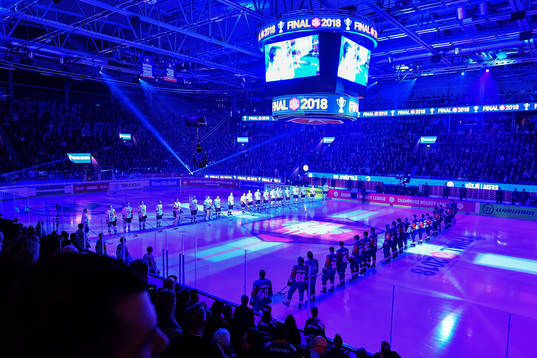 Players of Jyväskylä and Växjö stand