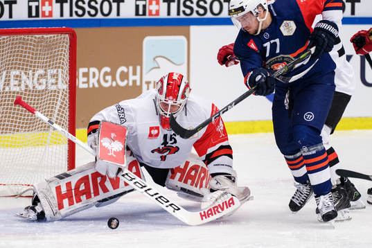 Växjös Pontus Netterberg with the puck in front of