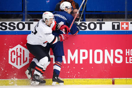 Jyväskyläs Ossi Ikonen tackles Växjös Brendan Shinnimin