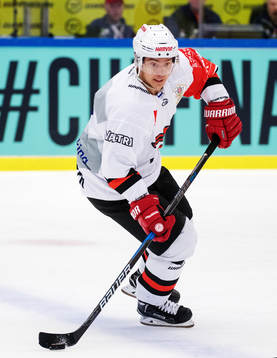 Jyväskyläs Jarkko Immonen with the puck