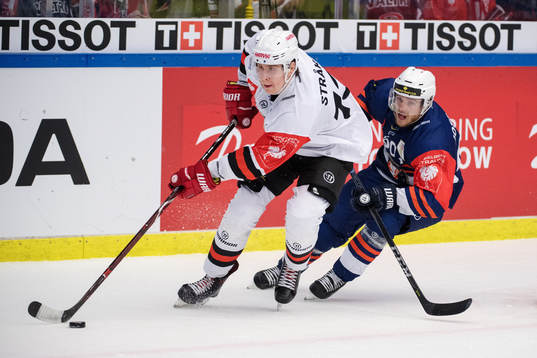 Växjös Erik Josefsson chasing Jyväskyläs Anton Stråka