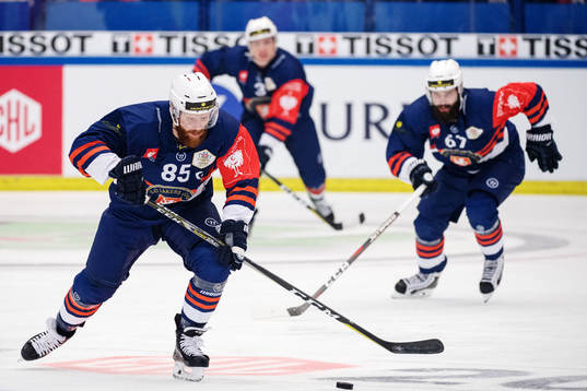Växjös Liam Reddox with the puck
