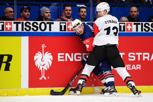 Växjös Martin Lundberg in a duel with Jyväskyläs Anton