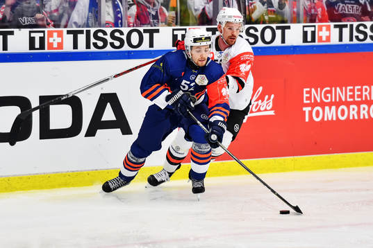 Växjös Arvid Lundberg is beeing chased by Jyväskyläs