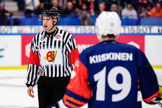 Växjös Tuomas Kiiskinen in a discussion with
