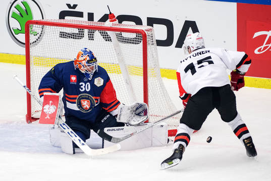 Juha-Pekka Hytönen of Jyväskyläs with målvakt Viktor