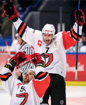 Jyväskyläs Mikko Kalteva ceöebrates with Janne