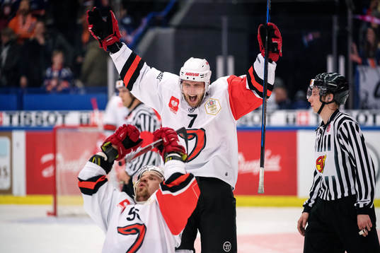 Jyväskyläs Mikko Kalteva ceöebrates with Janne