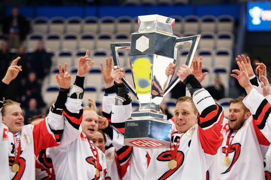 Jyväskyläs Juha-Pekka Hytönen lifts the trophy and