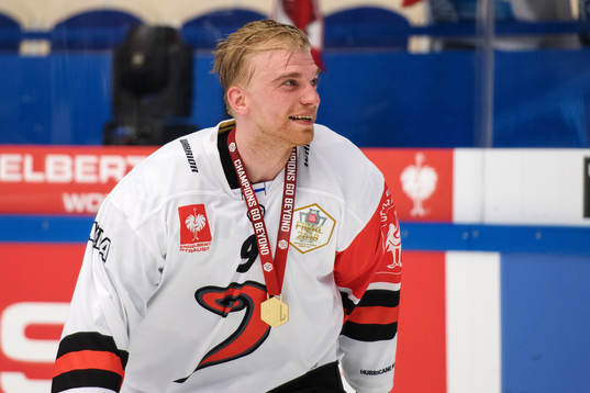 Jyväskyläs Joonas Nättinen celebrates with his gold medal
