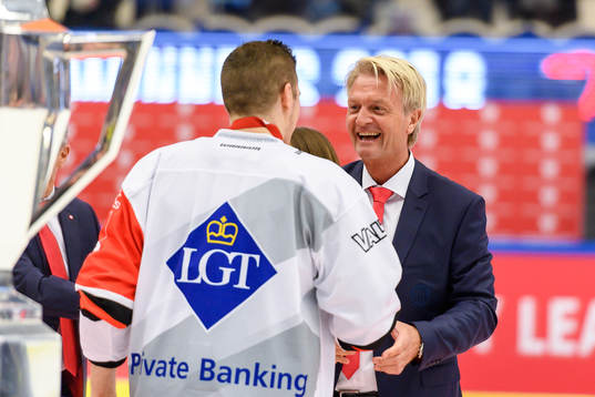 Jarkko Immonen of Jyväskyläs receives his medal from CHL