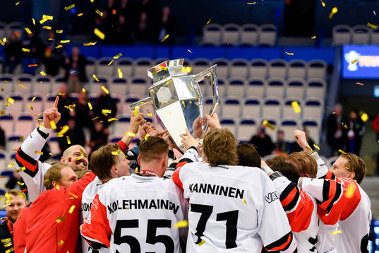 Players of Jyväskyläs celebrates with the trophy