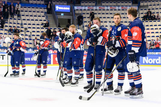 Players of Växjö looks dejected