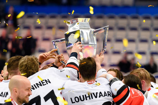 Players of Jyväskyläs celebrates with the trophy