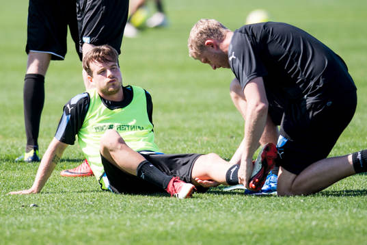 Malmö FFs Eric Larsson får behandling av sjukgymnast