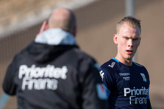IFK Göteborgs målvakt Pontus Dahlberg lyssnar till