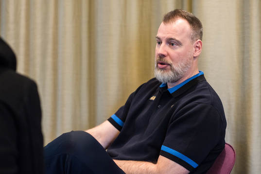 Förbundskapten Rikard Grönborg blir intervjuad
