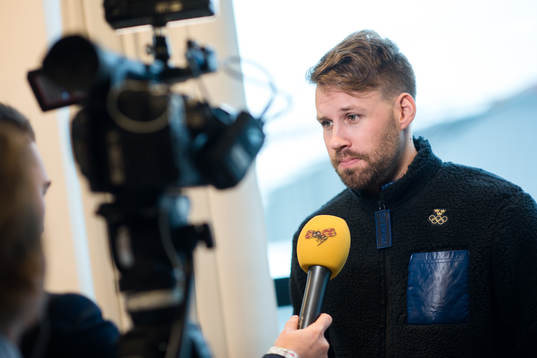 Dick Axelsson blir intervjuad