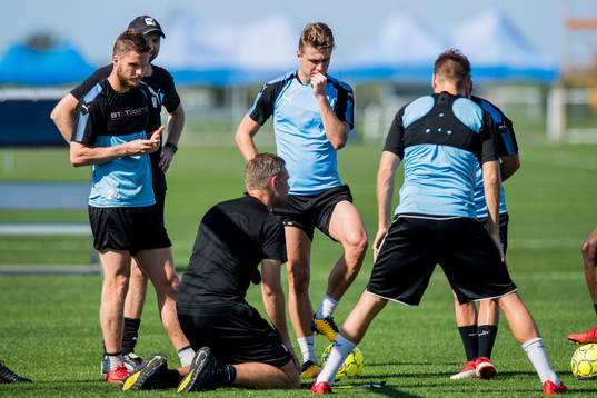 Malmö FFs tränare Magnus Pehrsson håller genomgång