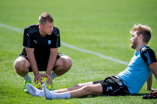 Malmö FFs sjukgymnast Jesper Robertsson i samtal med