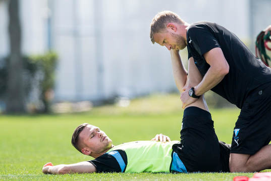 Malmö FFs Arnór Ingvi Traustason och sjukgymnast