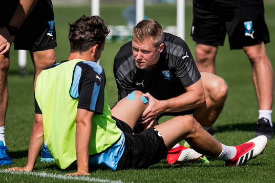 Malmö FFs sjukgymnast Alexander Nilsson inspekterar