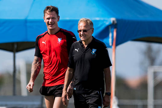 Malmö FFs målvakt Johan Dahlin i samtal med läkare Pär