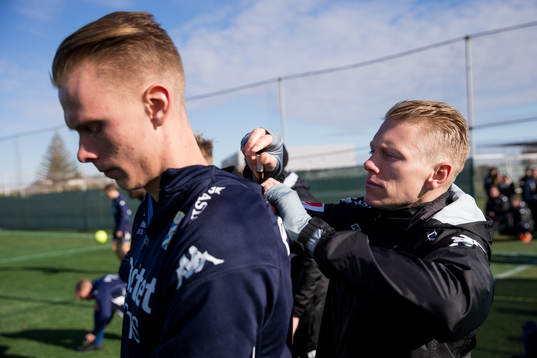 Fystränare Kalle Olsson hjälper målvakt Pontus Dahlberg