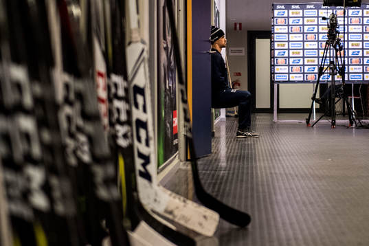 Linköpings Eddie Larsson värmer upp i korridoren i