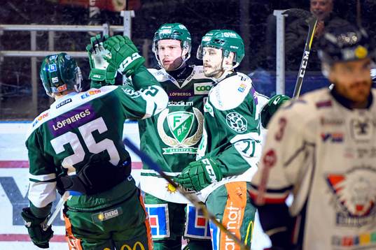 Färjestads Alexander Johansson jublar med lagkamrater