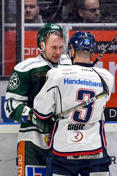 Färjestads Ilari Melart och Linköpings Almen Bibic i ett